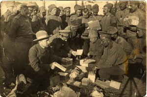 Раздача Пасхальных подарков 219 Котельническому пехотному полку, 1916 год