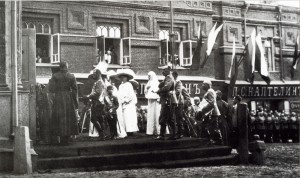 Государь направляется в часовню Иверской Божией Матери, 1913 год