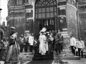 Император Николай II со своим семейством в Спасо-Бородинском монастыре. 1912 год
