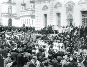 Государь Николай II несет святые мощи старца Серафима Саровского, 1903 год